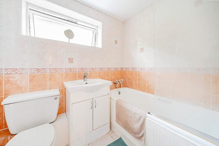 3 Bedroom Flat To Rent In Park Road, Beckenham, Kent, BR3