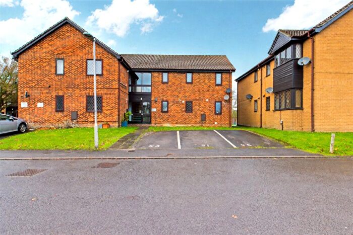 1 Bedroom Apartment For Sale In Ashmere Close, Calcot, Reading, Berkshire, RG31