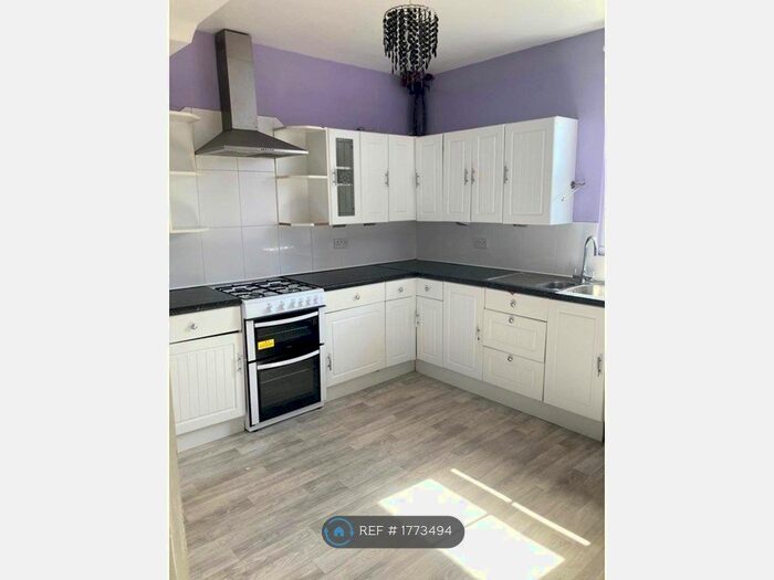 2 Bedroom Maisonette To Rent In High Street, Shoeburyness, SS3