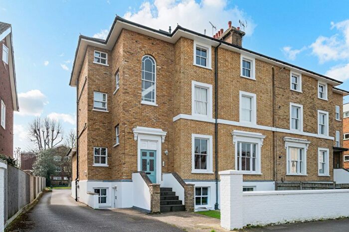 2 Bedroom Flat For Sale In Uxbridge Road, Kingston Upon Thames, KT1