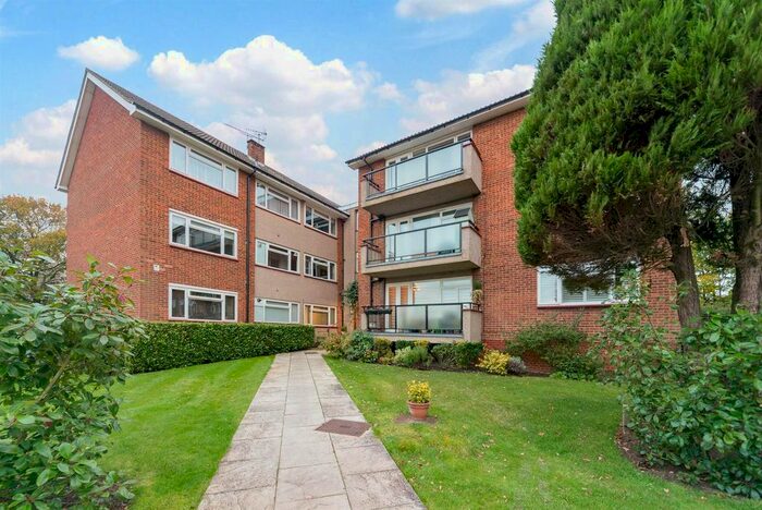 2 Bedroom Flat To Rent In Knowl Park, Elstree, Borehamwood WD6