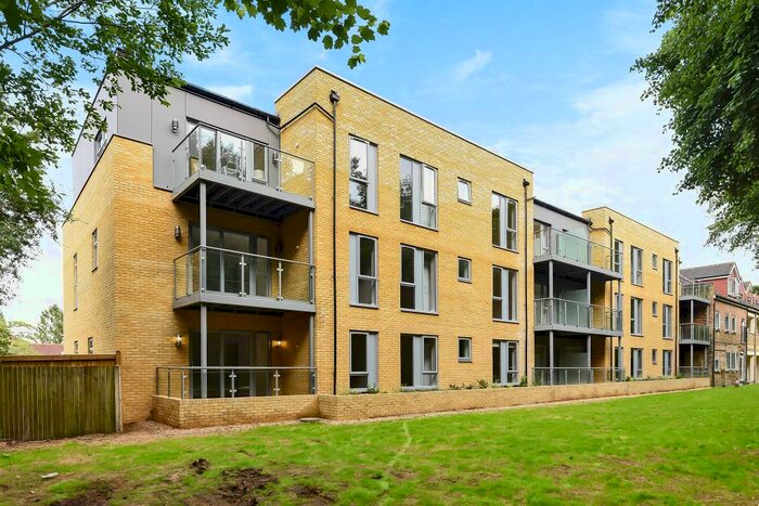 2 Bedroom Flat To Rent In Woodcote Side, Epsom KT18