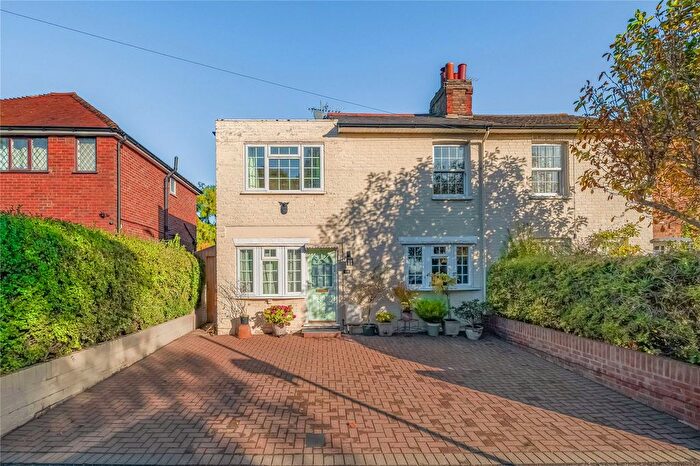 4 Bedroom Semi Detached House For Sale In High Street, Iver, Buckinghamshire, SL0