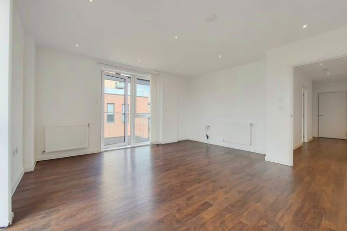 2 Bedroom Flat To Rent In Hallington Court, Edgware, HA8