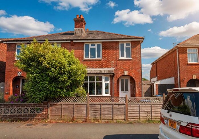 3 Bedroom Semi-detached House For Sale In Hinkler Road, Southampton, Hampshire, SO19