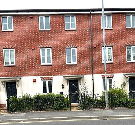 3 Bedroom End Of Terrace House To Rent In Dean Lane, M40