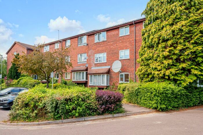 Flat To Rent In Laburnum Close London, N11