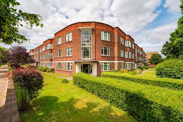 3 Bedroom Flat To Rent In Cleveland Road, London, W13