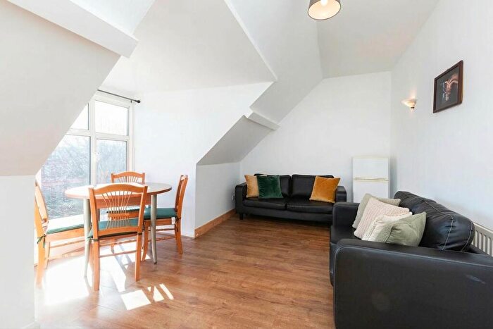 3 Bedroom Flat To Rent In Walm Lane, London, NW2