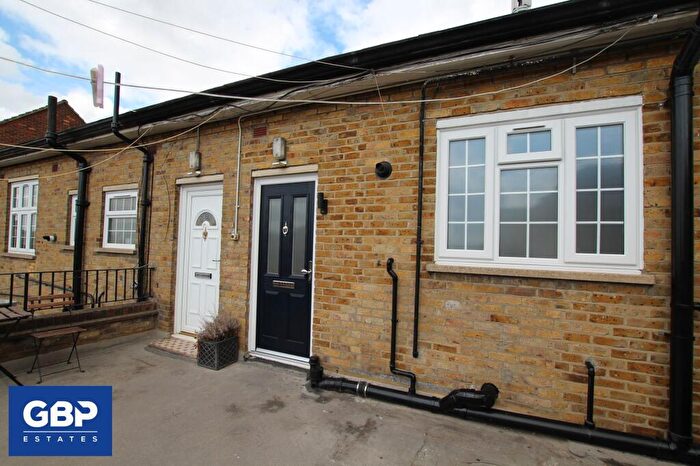 2 Bedroom Flat To Rent In Collier Row Road, Romford, RM5
