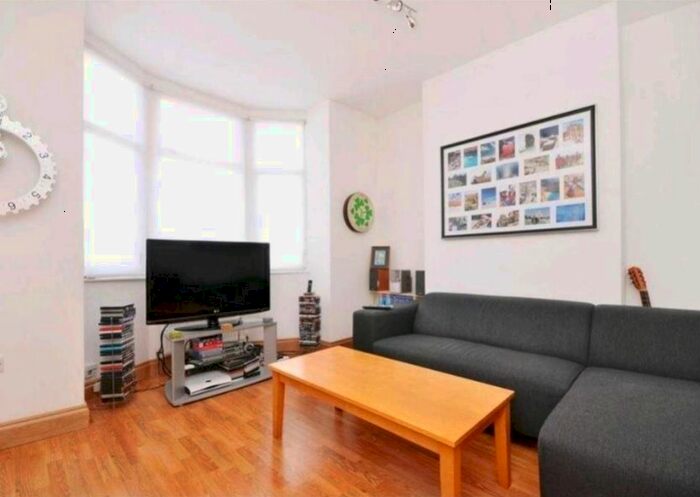 2 Bedroom Flat To Rent In Kitchener Road, East Finchley, London, N2