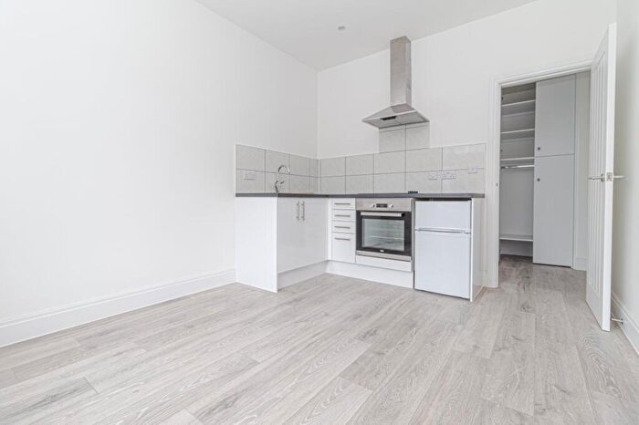 Flat To Rent In Church Road, Hendon, NW4