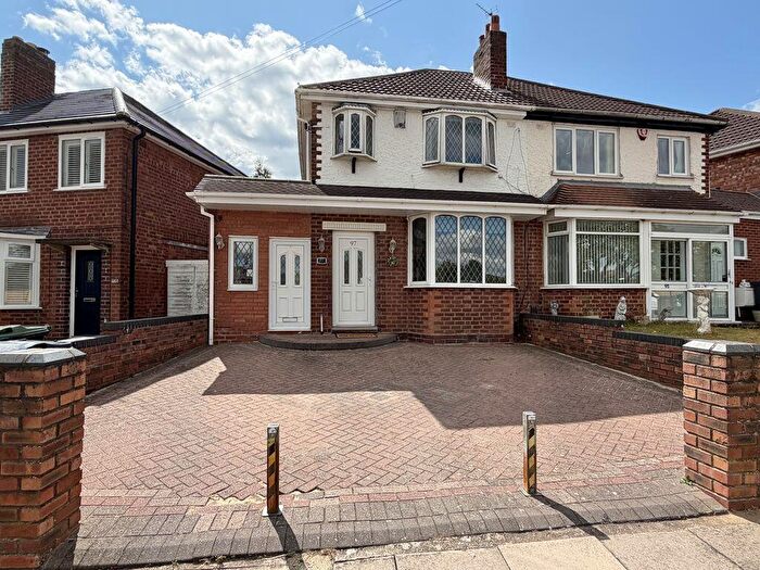 3 Bedroom Semi-Detached House For Sale In Burford Road, Birmingham, B44