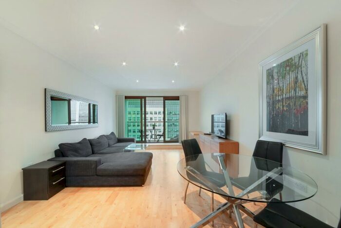 2 Bedroom Flat To Rent In Discovery Dock Apartments East, South Quay Square, Canary Wharf, London, E14