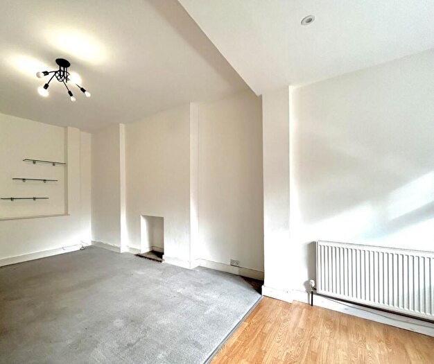 2 Bedroom Apartment To Rent In Lewisham Way, New Cross, London, SE14