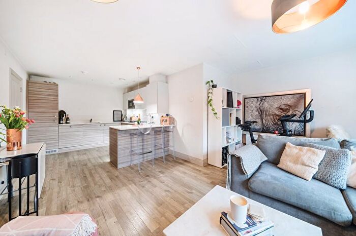1 Bedroom Flat For Sale In Portsmouth Road, Thames Ditton, KT7