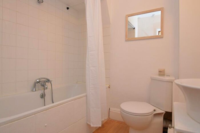 1 Bedroom Flat For Sale In Frog Hall Drive, Wokingham, RG40