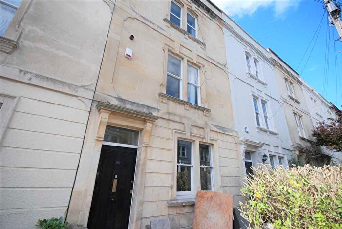 6 Bedroom Terraced House To Rent In Brighton Road, BS6