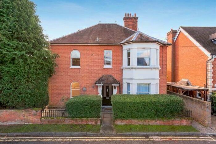 1 Bedroom Flat To Rent In Pyrcroft Lane, Weybridge, KT13