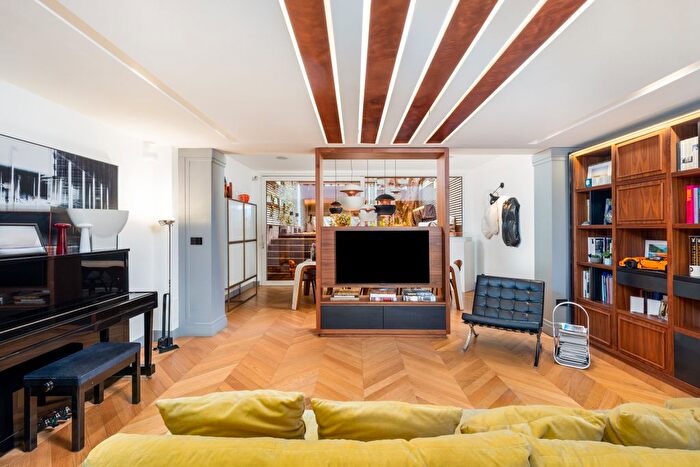 4 Bedroom Flat To Rent In Vicarage Gate, London, W8