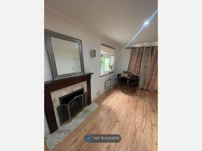 Studio To Rent In Ashley Drive, Isleworth, TW7