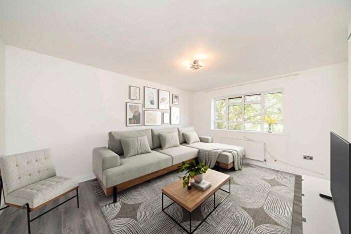 2 Bedroom Flat For Sale In Brassey Square, Shaftesbury Estate, SW11