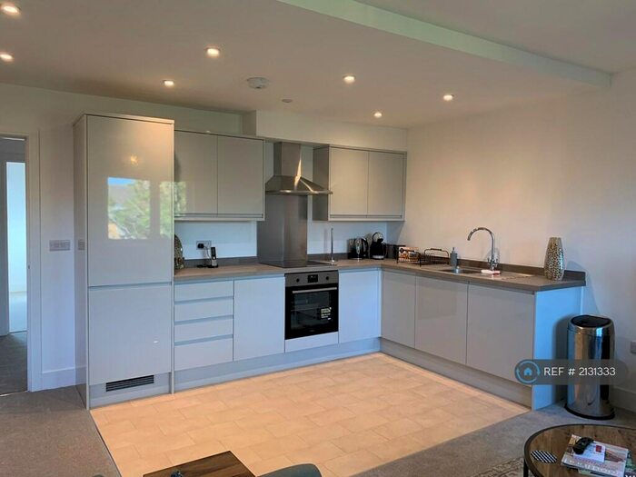 2 Bedroom Flat To Rent In Guildford Road, Bagshot, GU19