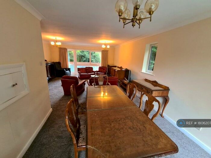 3 Bedroom Flat To Rent In Leicester Court, Salford, M7