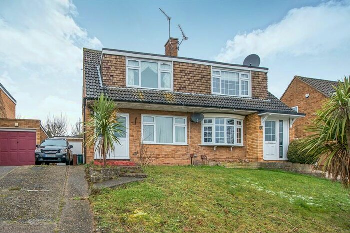 3 Bedroom Semi-Detached House To Rent In Hever Croft, Strood, Rochester, Kent, ME2