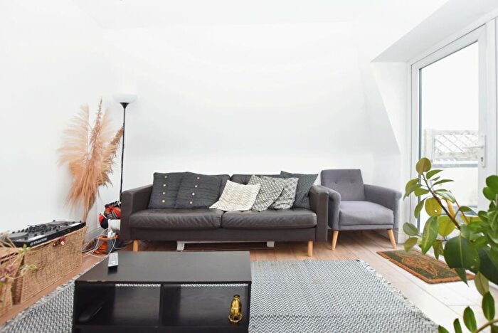 3 Bedroom Flat To Rent In Anerley Hill Crystal Palace, SE19