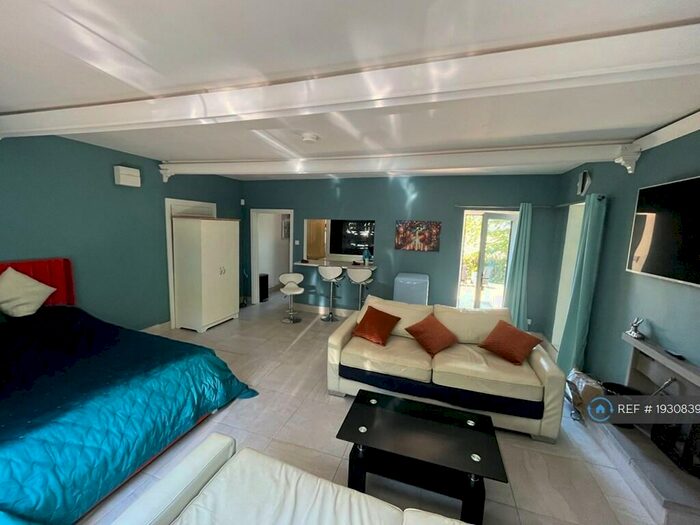 Studio To Rent In Harrogate Road, Leeds, LS17