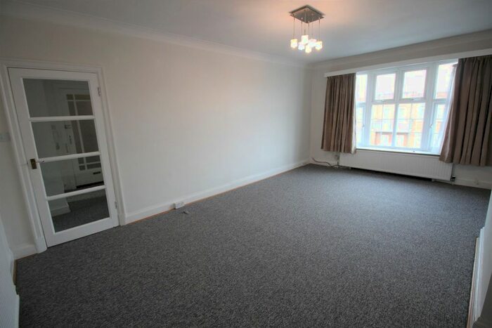2 Bedroom Flat To Rent In Gloucester Court, Golders Green Road, Golders Green, NW11