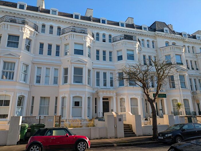2 Bedroom Flat To Rent In - Clifton Gardens, Folkestone, Kent, CT20