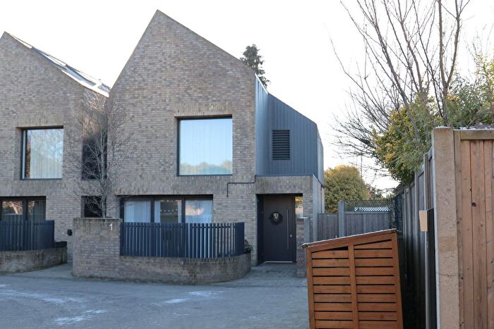 3 Bedroom End Terrace House For Sale In High Road, Watford, Hertfordshire, WD25