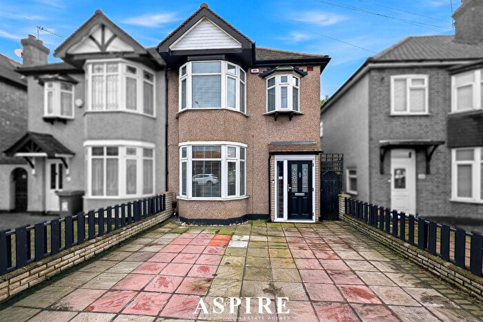 3 Bedroom Semi Detached House For Sale In Hornchurch Road, Hornchurch, RM12