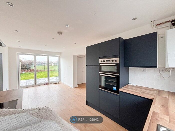 4 Bedroom Semi-Detached House To Rent In Palington Grove, Doncaster, DN4