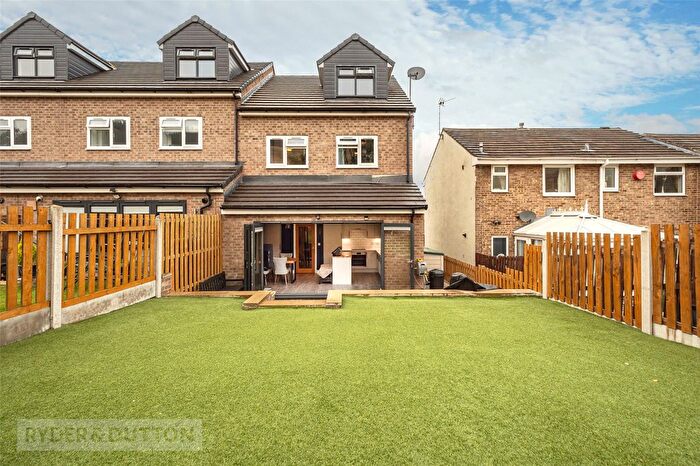 4 Bedroom End Of Terrace House For Sale In Kinder Avenue, Cowlersley, Huddersfield, West Yorkshire, HD4
