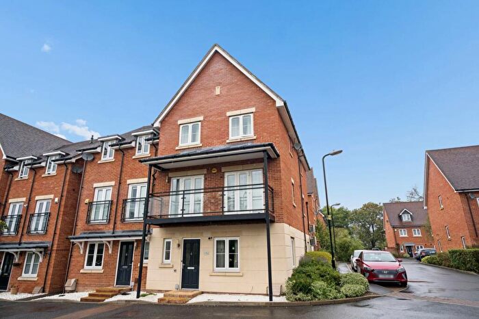 6 Bedroom Semi-Detached House For Sale In Denton Way, Slough, SL3