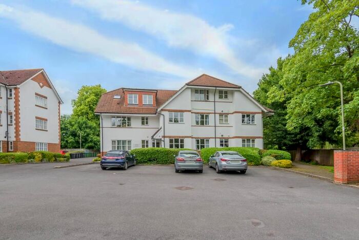 2 Bedroom Flat To Rent In Newbury, Berkshire, RG14