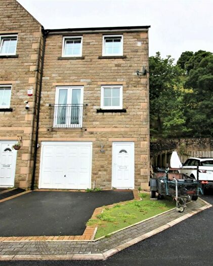4 Bedroom Town House For Sale In Ivy Place, Todmorden, OL14