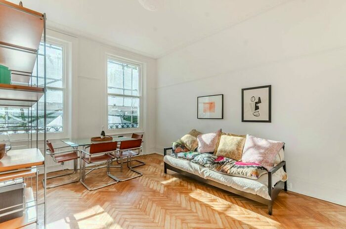 2 Bedroom Flat To Rent In Redcliffe Square, Chelsea, London, SW10