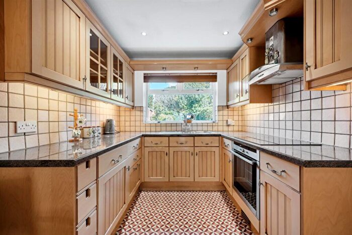 3 Bedroom End Of Terrace House For Sale In Castlewood Drive, London, SE9