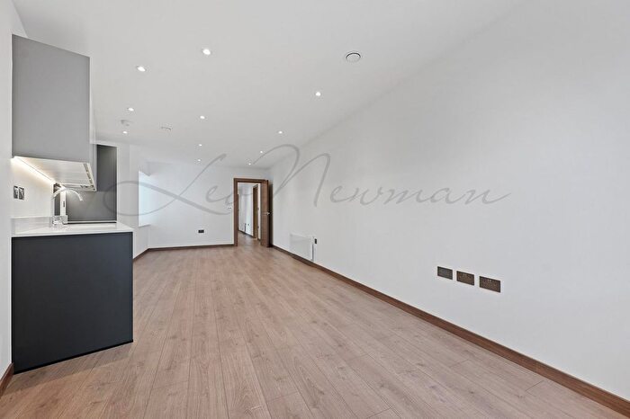 3 Bedroom Flat To Rent In Harvest Lane, Thames Ditton, KT7