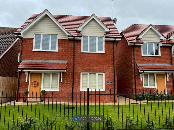 2 Bedroom Flat To Rent In Lavender Grove, Westcliff-On-Sea, SS0