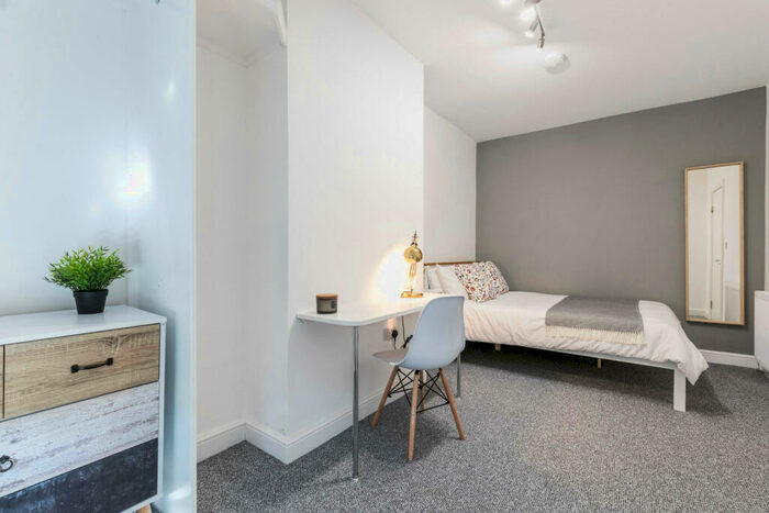 6 Bedroom House To Rent In Brookfield Place, Leeds, LS6