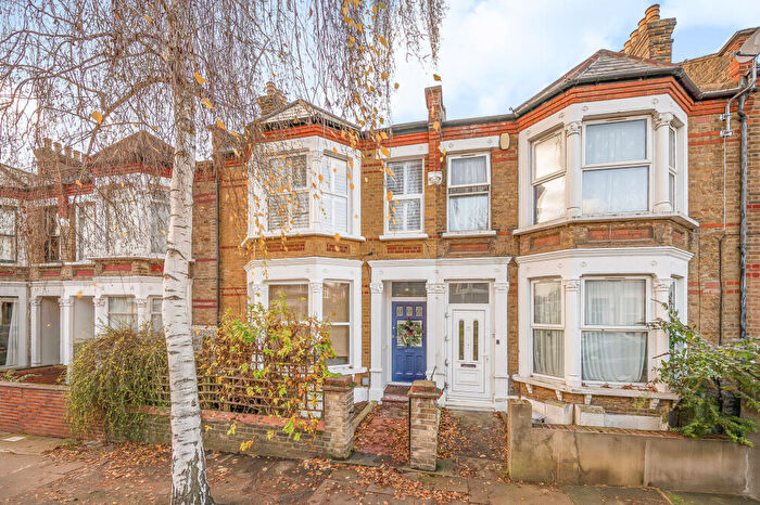 3 Bedroom Apartment For Sale In Aspinall Road, London, SE4