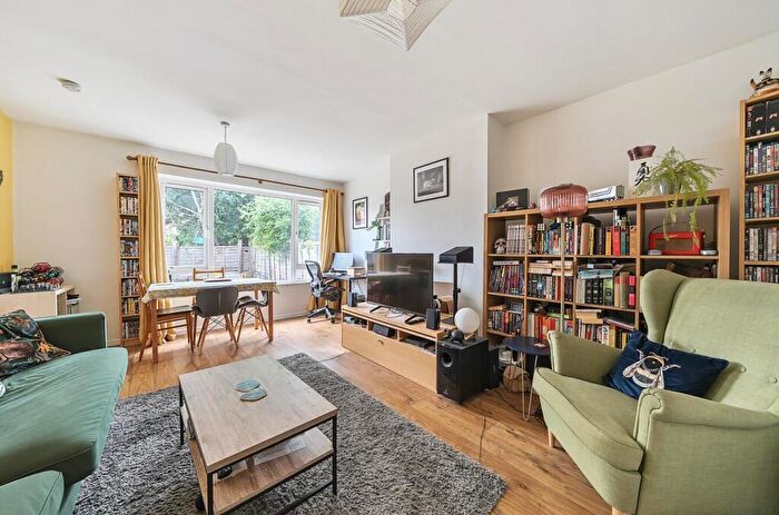 2 Bedroom Flat For Sale In Faversham Road, London, SE6