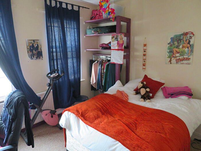 2 Bedroom Flat To Rent In Chapel Street, OX4