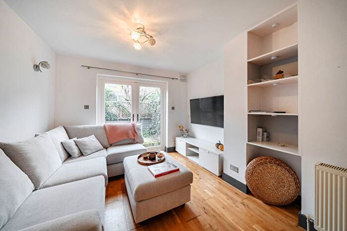 2 Bedroom Flat For Sale In Melgund Road, Highbury And Islington, London, N5
