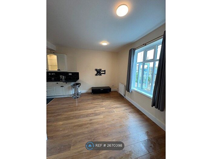 2 Bedroom Flat To Rent In Woodhill, London, SE18